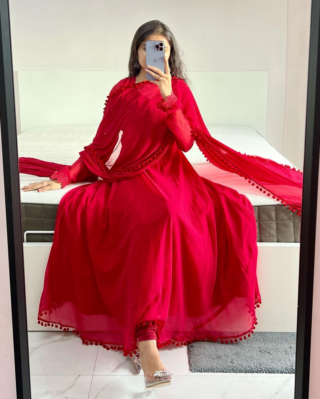 Mahira Khan receives Flak for Backless Dress | DESIblitz